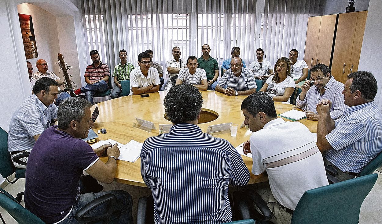 Trabajadores/as reunidos en una negociación colectiva